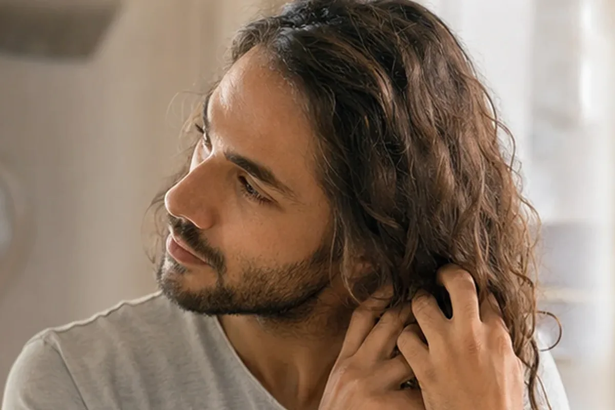 Redaktioneller Beauty-Moment zur Ausgangslage bei Hitzeschutz bei Frizz