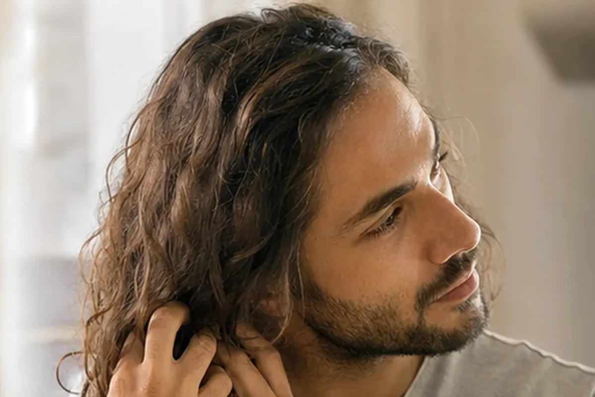 Emotionaler und authentischer Anwendungsmoment rund um Trockenshampoo bei Frizz
