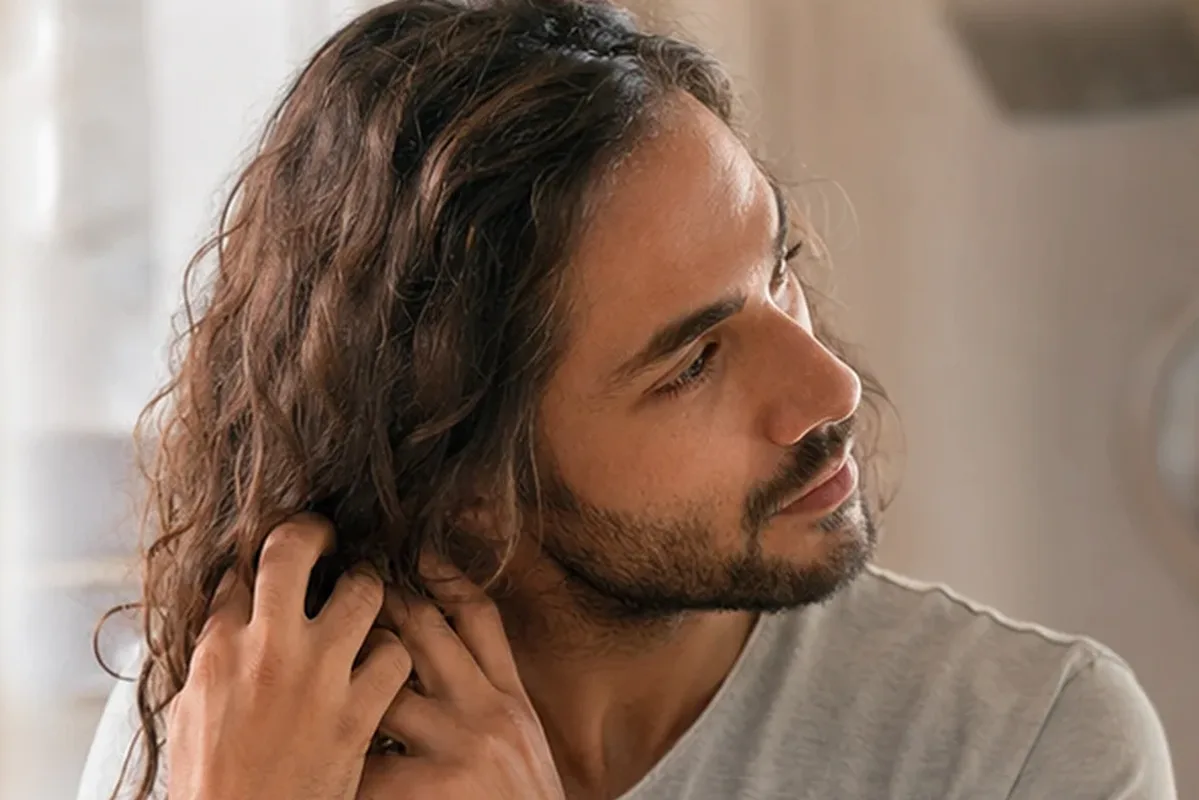 Authentische Beauty-Routine passend zum Thema Silbershampoo bei fettigem Ansatz