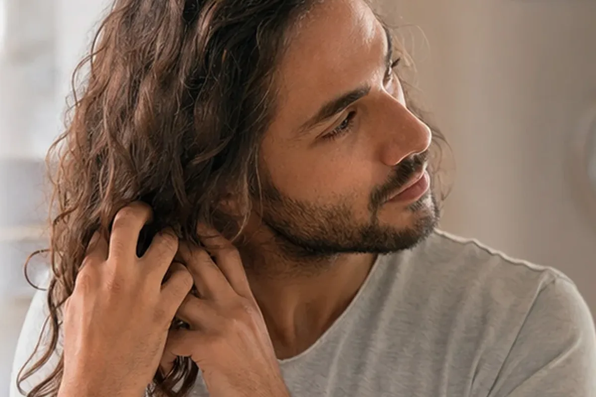 Hochwertige Beauty-Inszenierung zu Auswahlkriterien für Conditioner bei fettigem Ansatz
