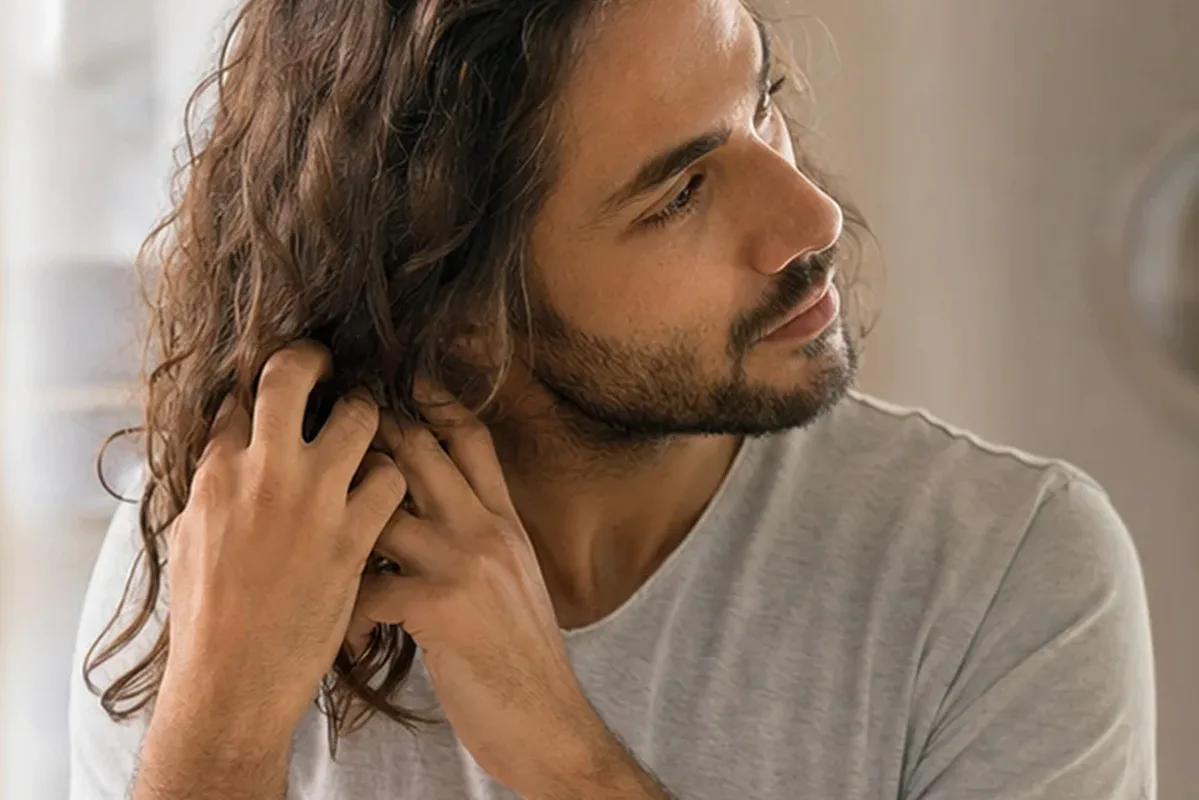 Authentische Beauty-Routine passend zum Thema Lockencreme für empfindliche Kopfhaut
