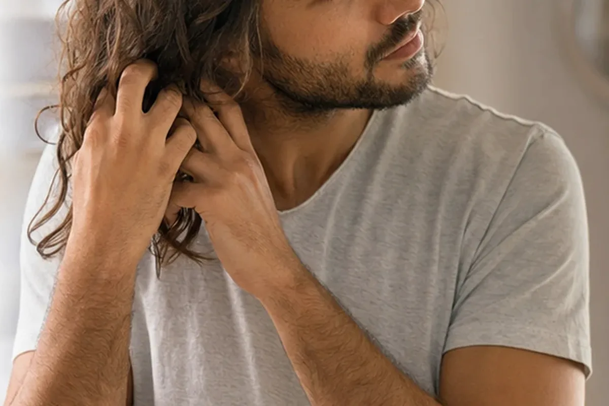 Authentischer Wohlfühlmoment passend zum Beauty-Thema Lockencreme für lockiges Haar