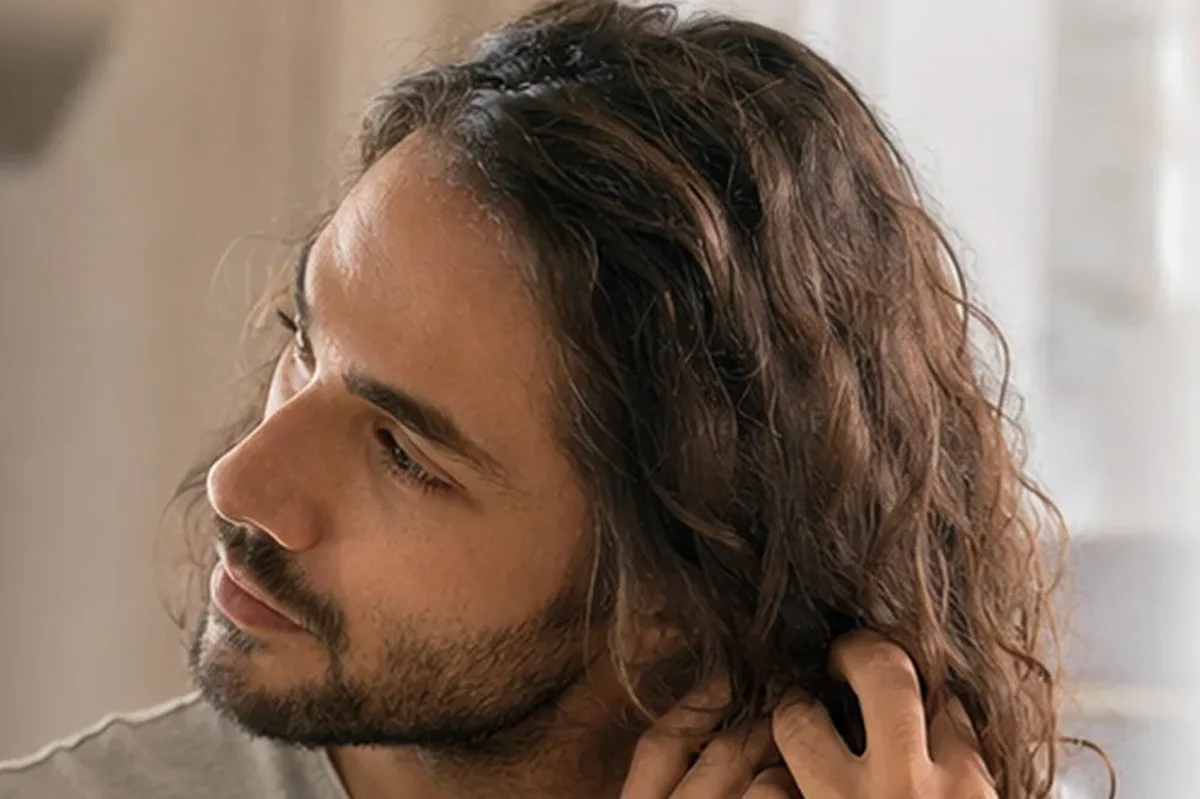 Emotionaler und authentischer Anwendungsmoment rund um Haarbürste für trockenes Haar