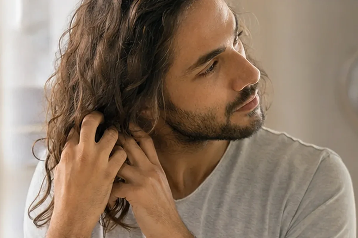 Emotionaler und authentischer Anwendungsmoment rund um Mildes Shampoo bei Haarbruch