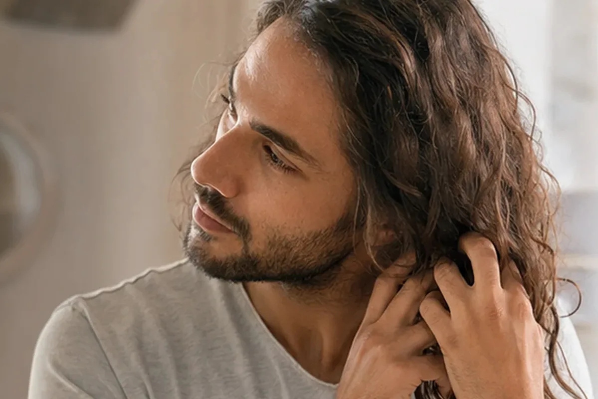 Authentischer Wohlfühlmoment passend zum Beauty-Thema Mildes Shampoo für empfindliche Kopfhaut