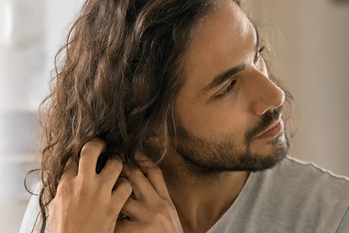 Authentischer Wohlfühlmoment passend zum Beauty-Thema Haartrockner für feines Haar