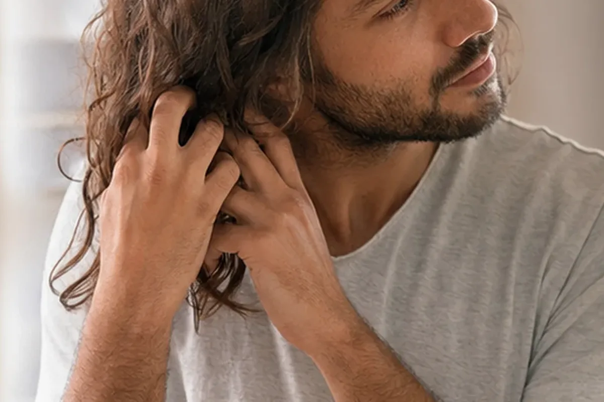 Redaktionelle Detailaufnahme zur Orientierung bei Silbershampoo für trockenes Haar