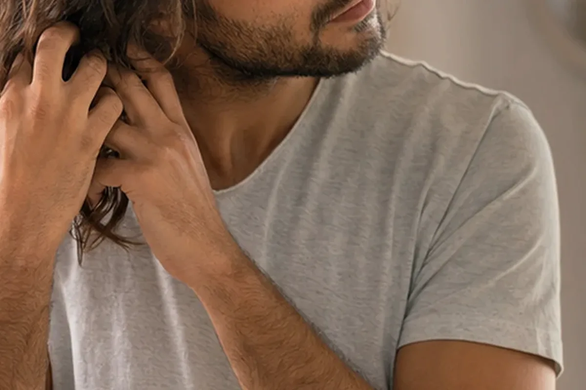 Authentischer Wohlfühlmoment passend zum Beauty-Thema Lockencreme für lockiges Haar