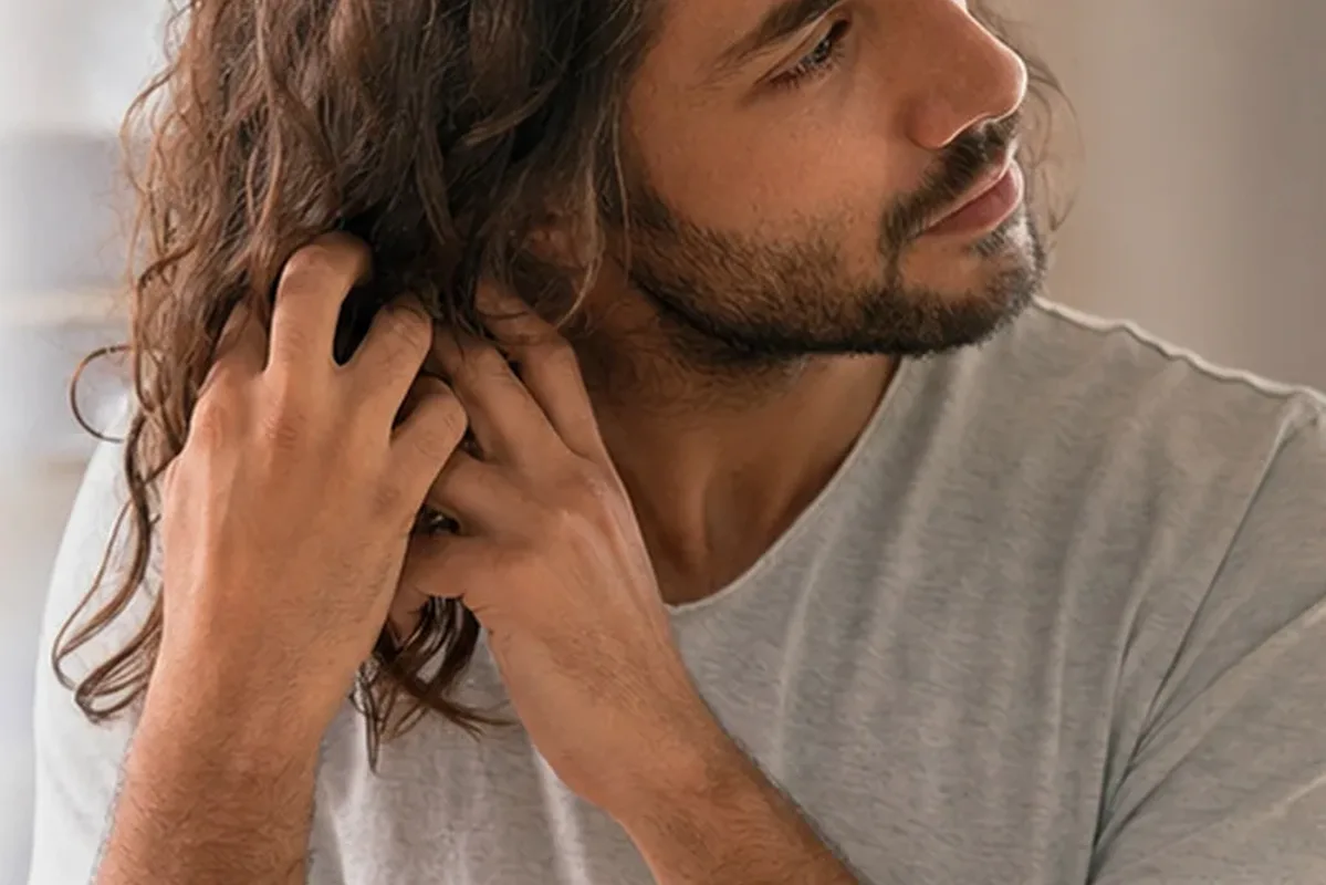 Authentischer Wohlfühlmoment passend zum Beauty-Thema Conditioner bei fettigem Ansatz