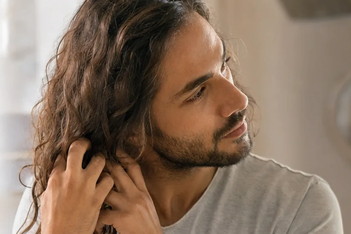 Authentische Beauty-Routine passend zum Thema Trockenshampoo für trockenes Haar