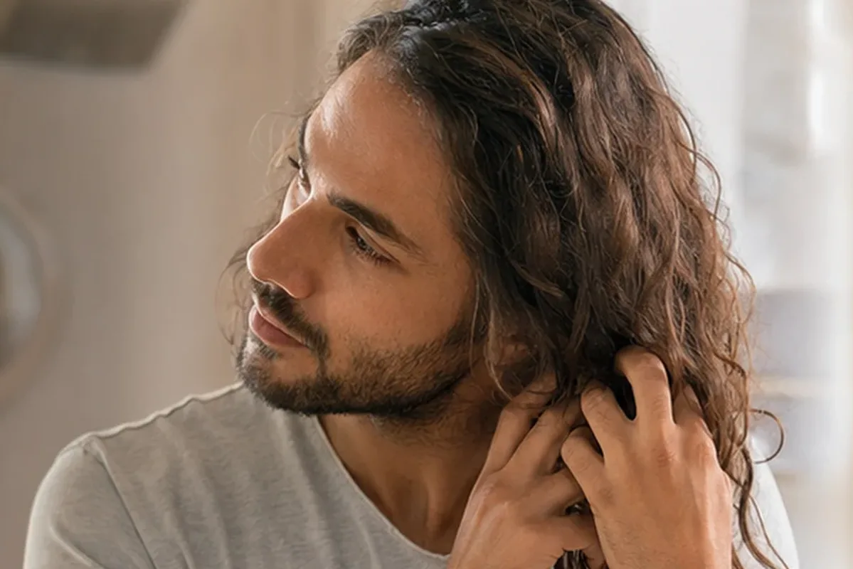 Authentischer Wohlfühlmoment passend zum Beauty-Thema Tiefenreinigungsshampoo bei fettigem Ansatz