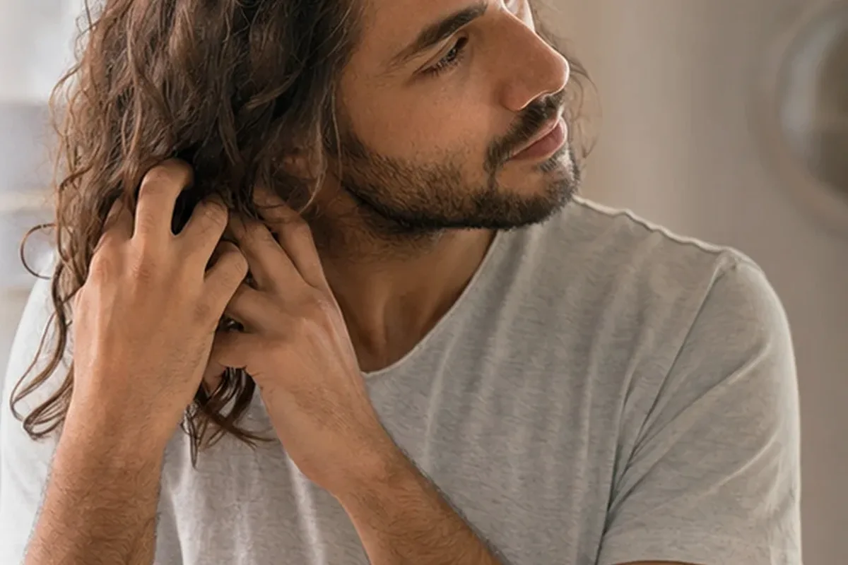 Emotionaler und authentischer Anwendungsmoment rund um Mildes Shampoo für feines Haar