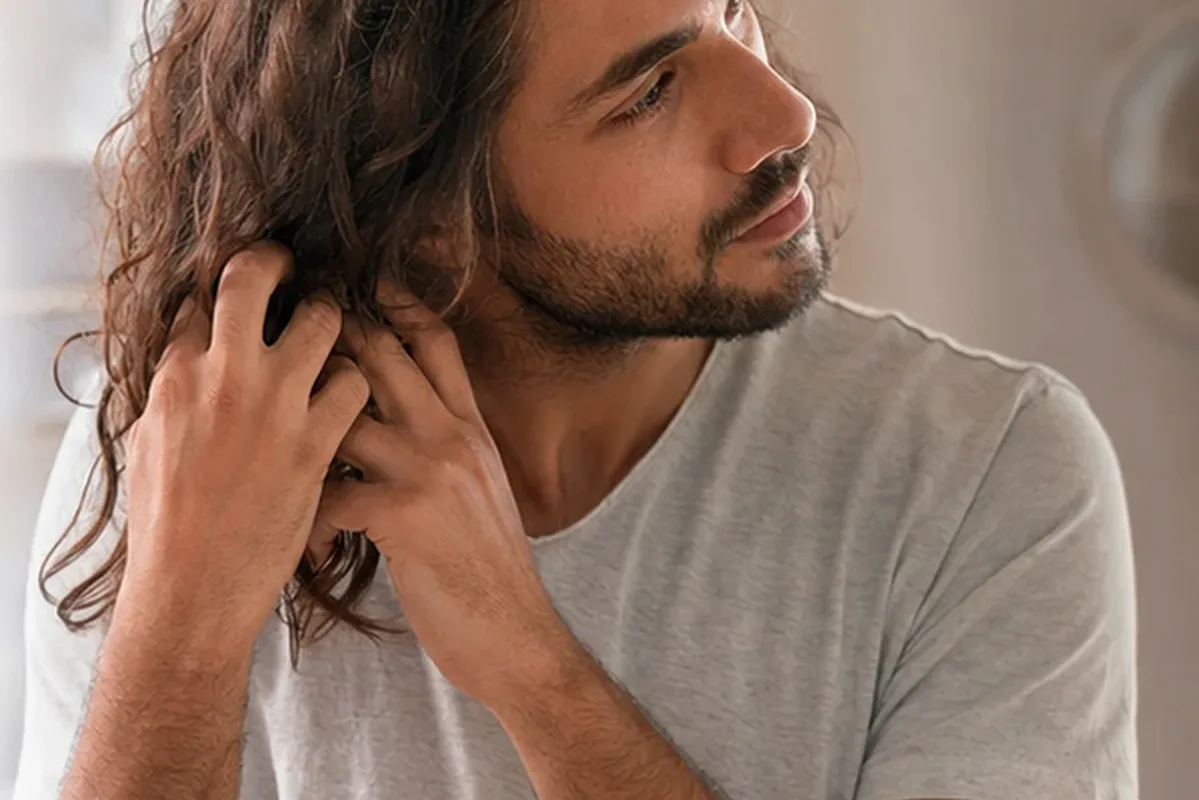 Redaktioneller Beauty-Moment zur Ausgangslage bei Haarbürste für strapaziertes Haar