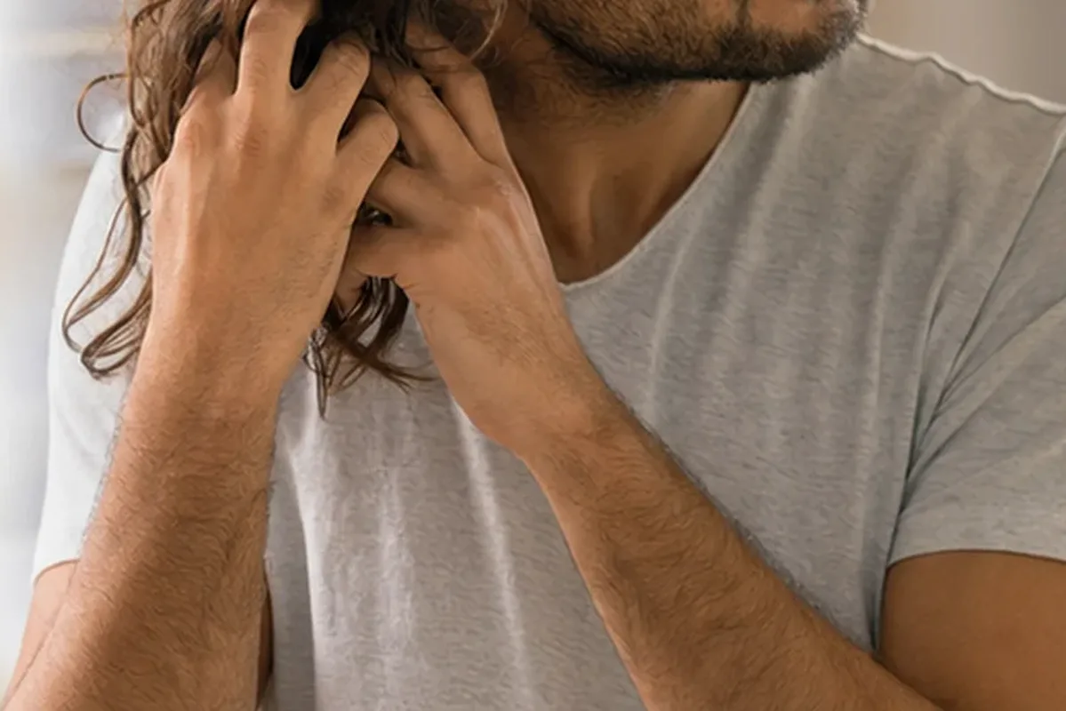 Emotionaler und authentischer Anwendungsmoment rund um Conditioner bei Frizz