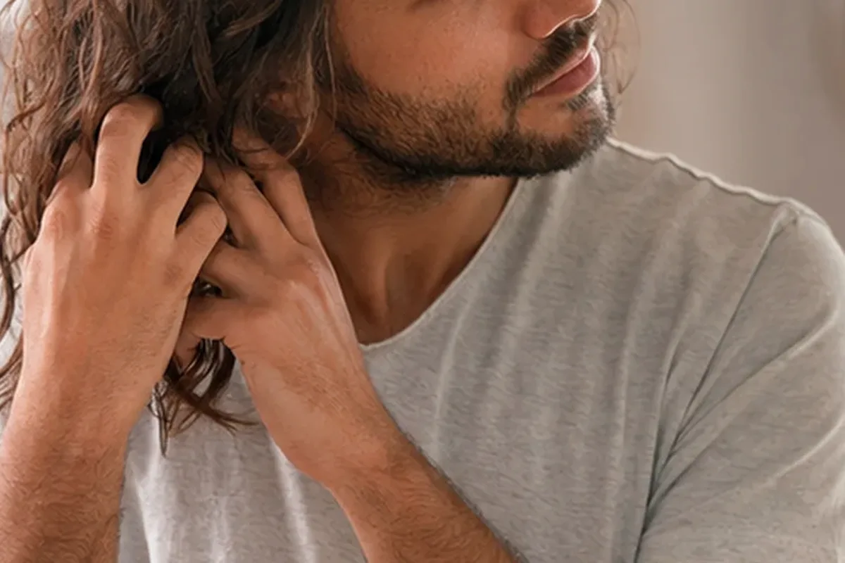Authentischer Wohlfühlmoment passend zum Beauty-Thema Haaröl für lockiges Haar