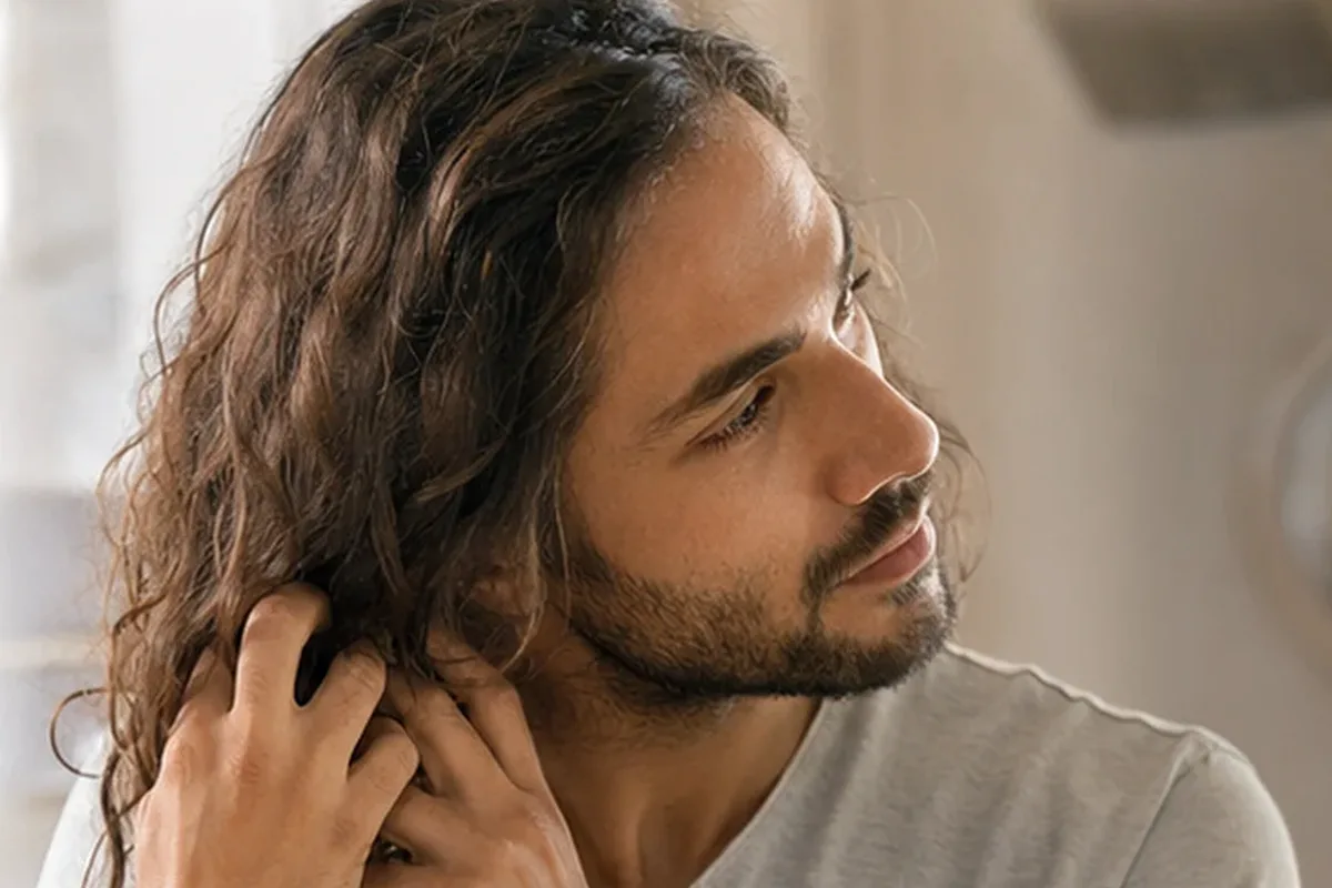 Authentischer Wohlfühlmoment passend zum Beauty-Thema Volumenspray bei Haarbruch