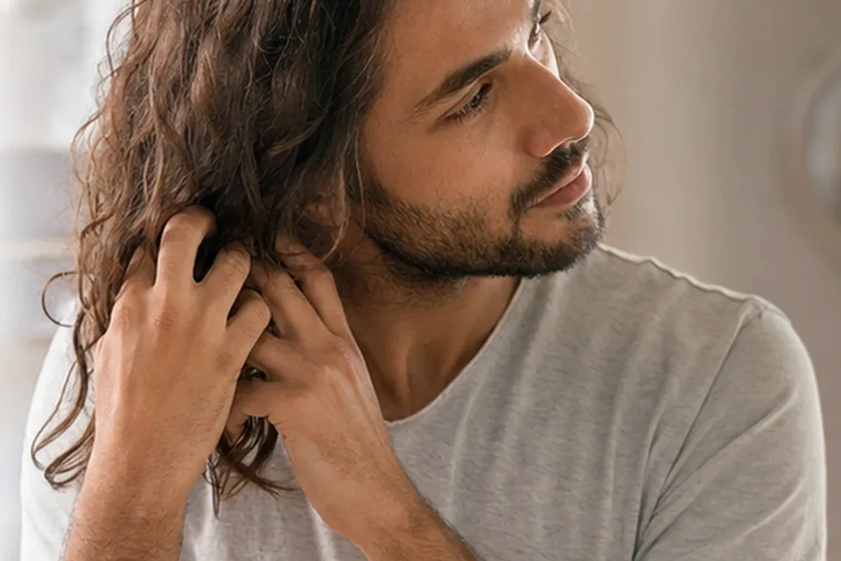 Authentischer Wohlfühlmoment passend zum Beauty-Thema Kopfhautserum für strapaziertes Haar