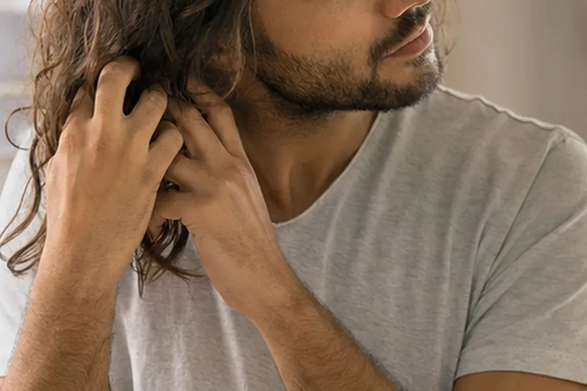 Authentischer Wohlfühlmoment passend zum Beauty-Thema Mildes Shampoo bei Frizz