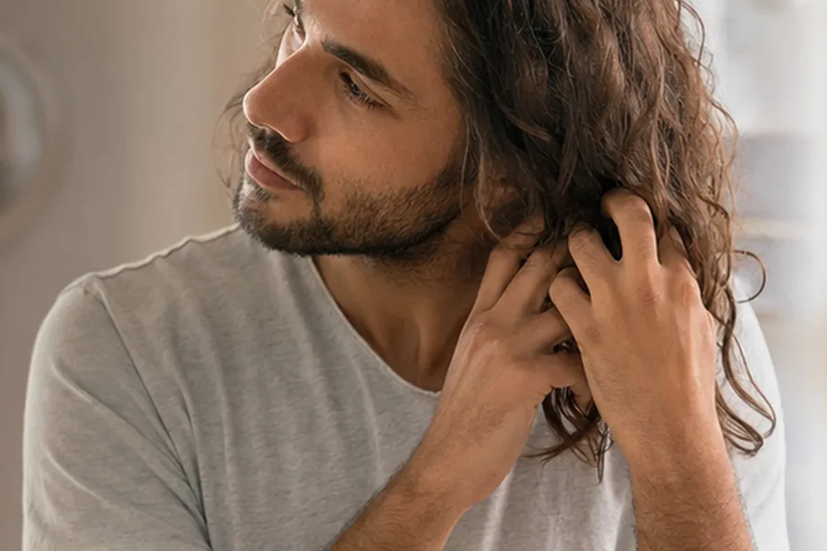 Authentischer Wohlfühlmoment passend zum Beauty-Thema Silbershampoo für feines Haar
