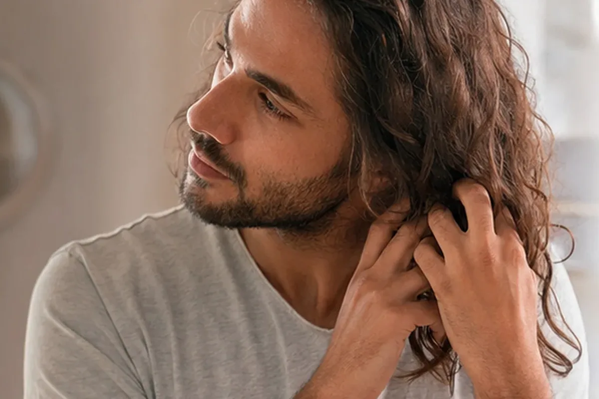 Authentischer Wohlfühlmoment passend zum Beauty-Thema Conditioner bei Frizz