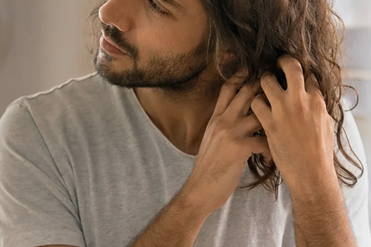 Authentischer Wohlfühlmoment passend zum Beauty-Thema Haarbürste für empfindliche Kopfhaut