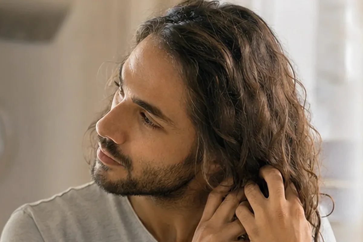 Redaktioneller Beauty-Moment zur Ausgangslage bei Tiefenreinigungsshampoo für feines Haar