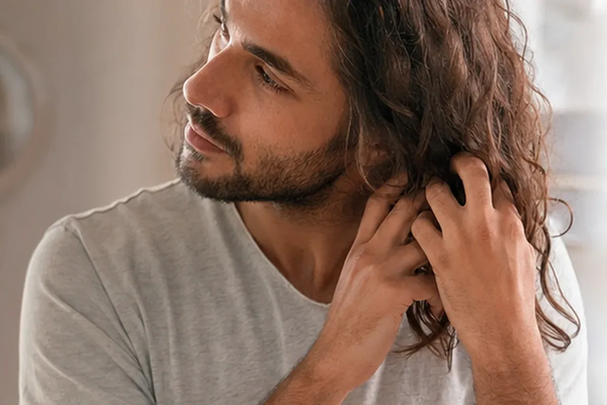 Emotionaler und authentischer Anwendungsmoment rund um Anti-Frizz-Pflege für feines Haar