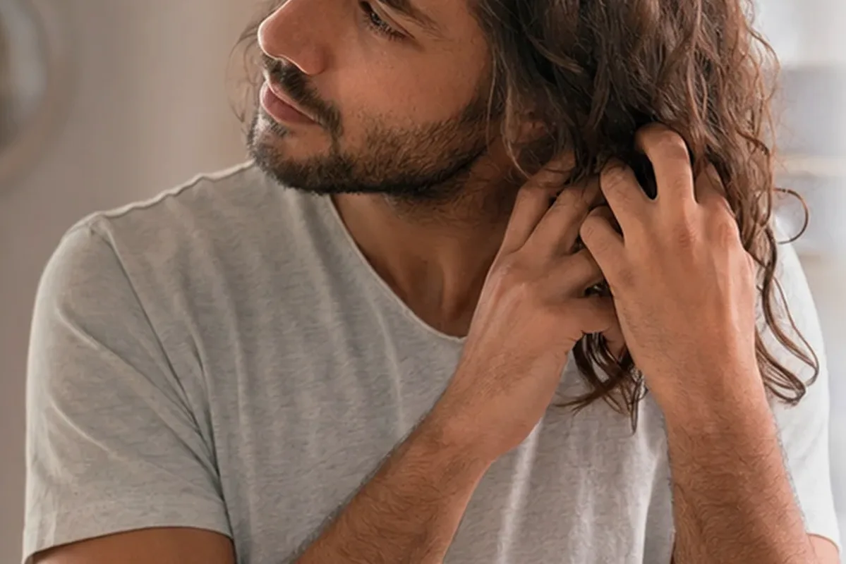 Authentische Beauty-Routine passend zum Thema Trockenshampoo für strapaziertes Haar