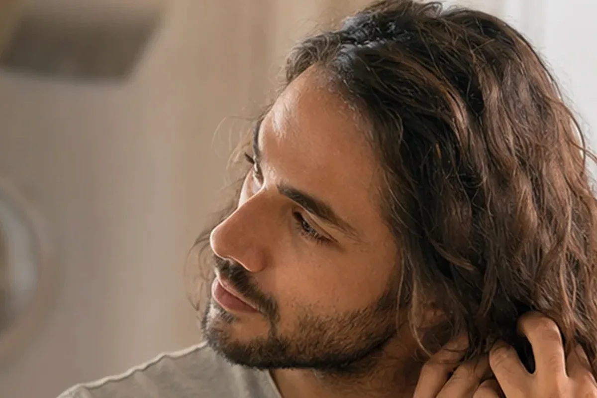 Authentischer Wohlfühlmoment passend zum Beauty-Thema Lockencreme für feines Haar