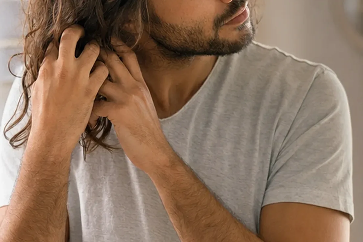 Authentischer Wohlfühlmoment passend zum Beauty-Thema Conditioner für strapaziertes Haar
