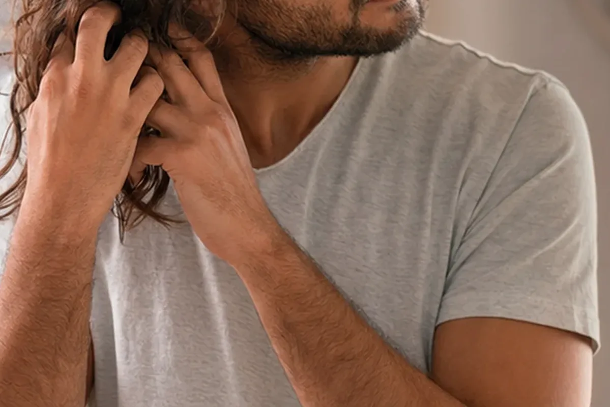 Hochwertige Beauty-Inszenierung zu Auswahlkriterien für Tiefenreinigungsshampoo für lockiges Haar