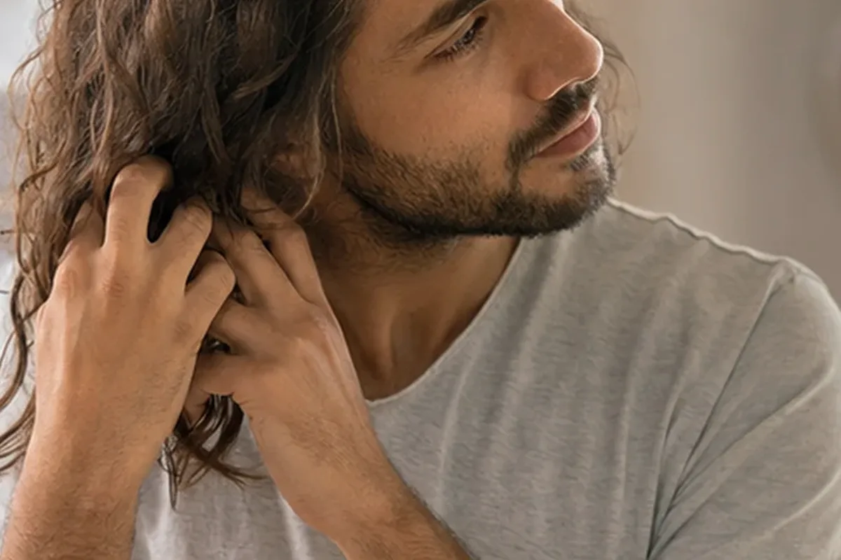 Redaktioneller Beauty-Moment zur Ausgangslage bei Lockencreme bei Frizz
