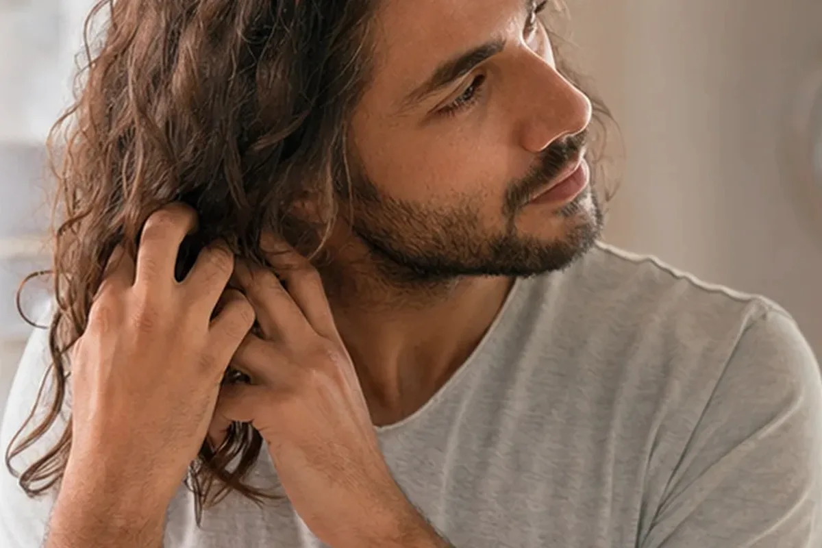 Emotionaler und authentischer Anwendungsmoment rund um Mildes Shampoo bei fettigem Ansatz