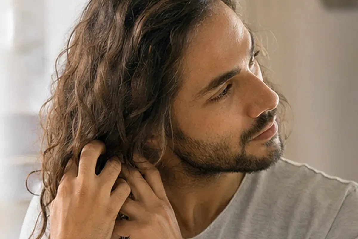 Emotionaler und authentischer Anwendungsmoment rund um Haaröl für lockiges Haar