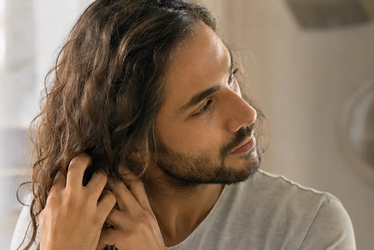 Redaktioneller Beauty-Moment zur Ausgangslage bei Tiefenreinigungsshampoo für feines Haar