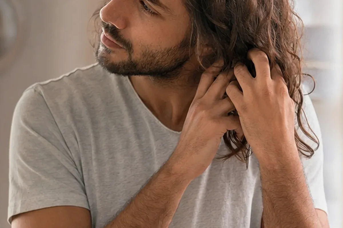 Redaktioneller Beauty-Moment zur Ausgangslage bei Silbershampoo für empfindliche Kopfhaut