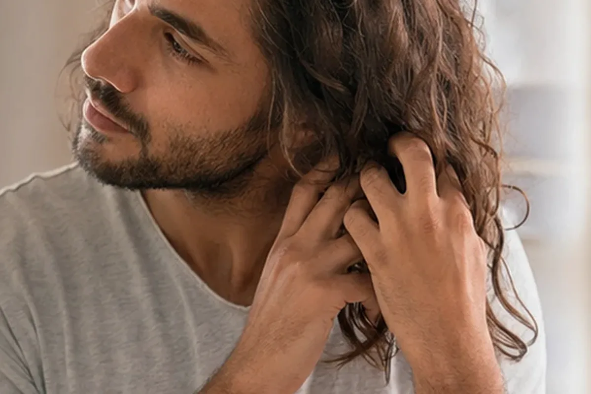 Emotionaler und authentischer Anwendungsmoment rund um Lockencreme für trockenes Haar