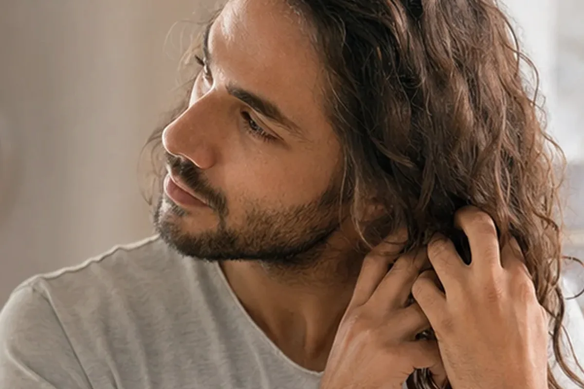 Authentischer Wohlfühlmoment passend zum Beauty-Thema Anti-Frizz-Pflege bei Frizz