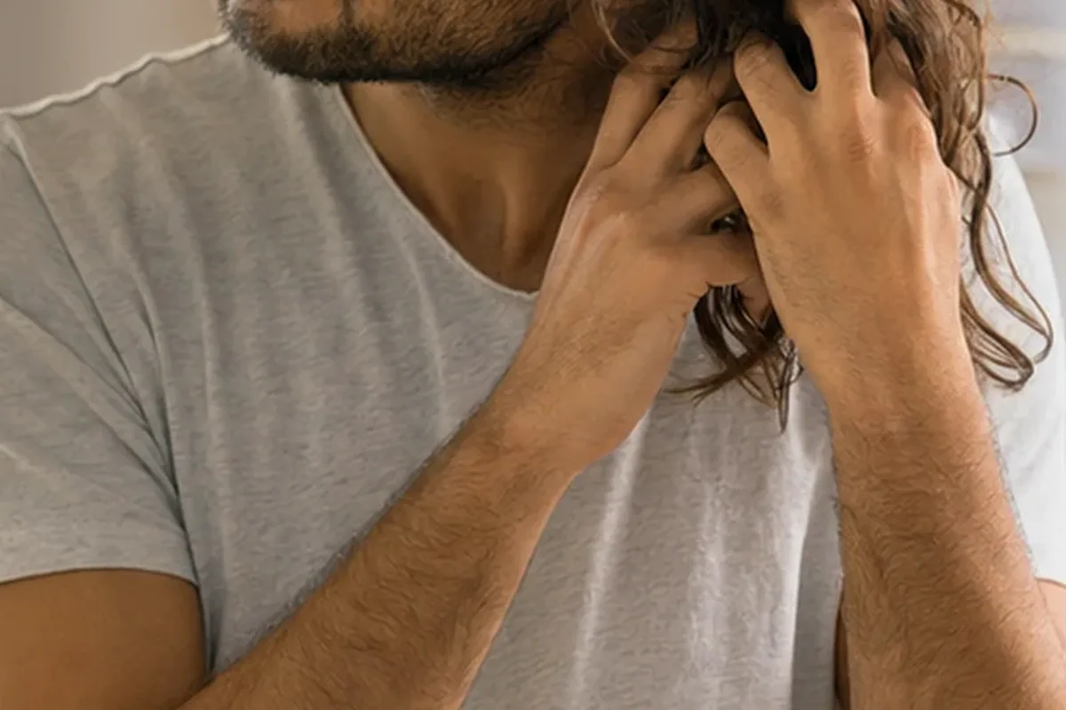 Emotionaler und authentischer Anwendungsmoment rund um Haarbürste bei Haarbruch