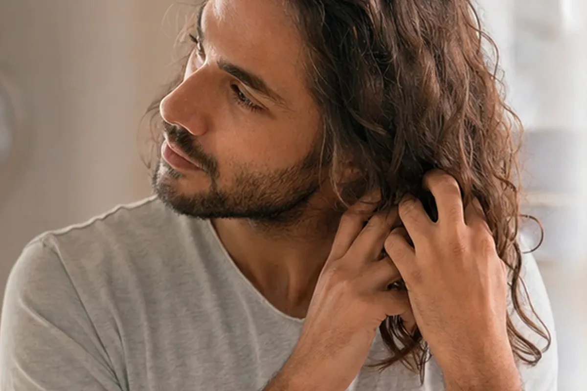 Redaktioneller Beauty-Moment zur Ausgangslage bei Haarmaske bei fettigem Ansatz