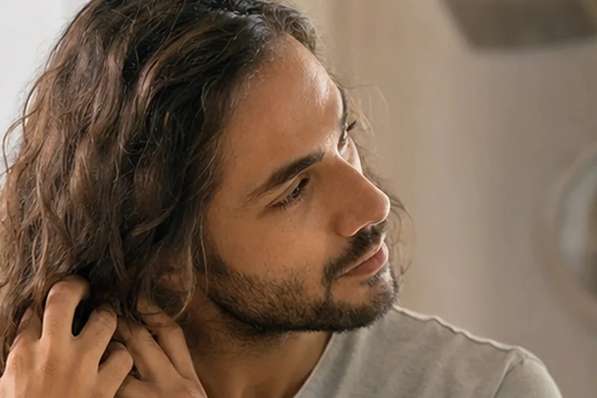 Hochwertige Beauty-Inszenierung zu Auswahlkriterien für Trockenshampoo für trockenes Haar