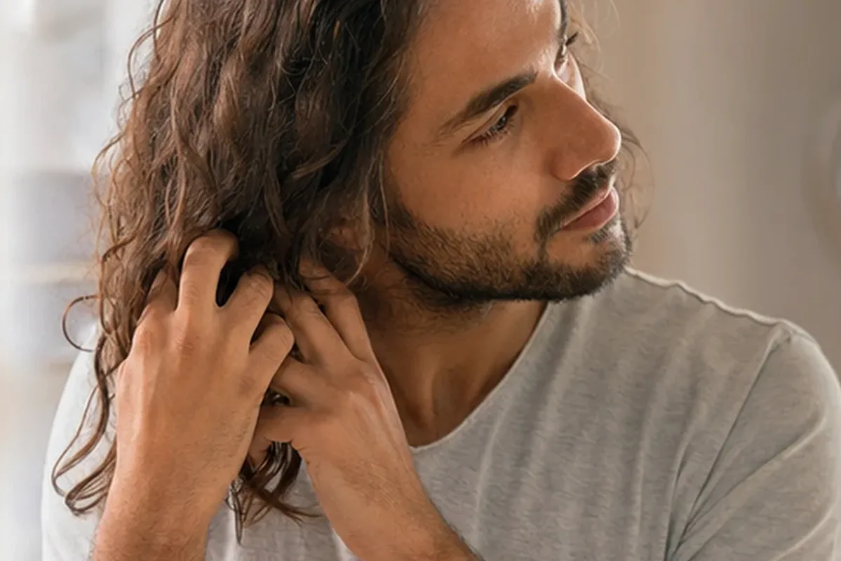 Authentische Beauty-Routine passend zum Thema Silbershampoo bei Haarbruch