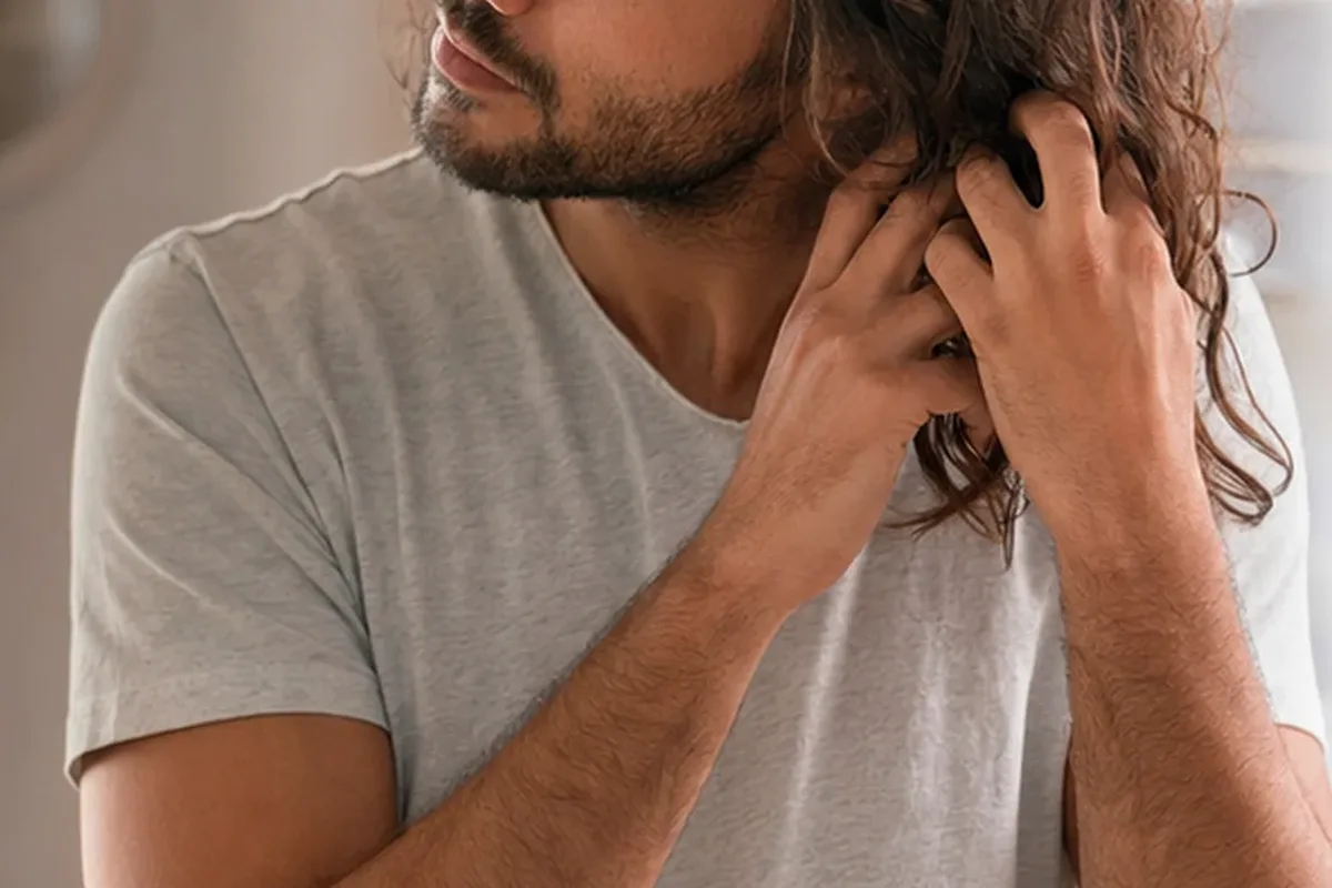 Hochwertige Beauty-Inszenierung zu Auswahlkriterien für Tiefenreinigungsshampoo bei Haarbruch