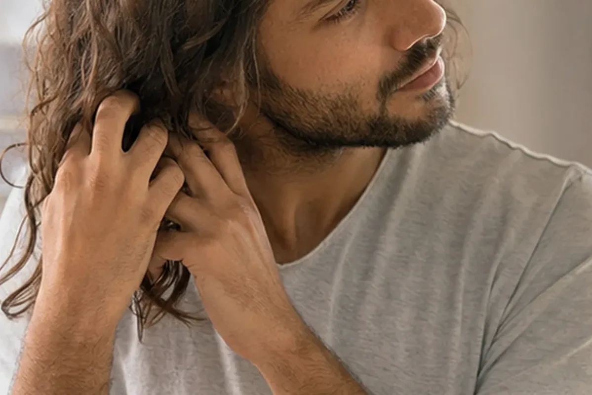 Authentischer Wohlfühlmoment passend zum Beauty-Thema Haarmaske für trockenes Haar