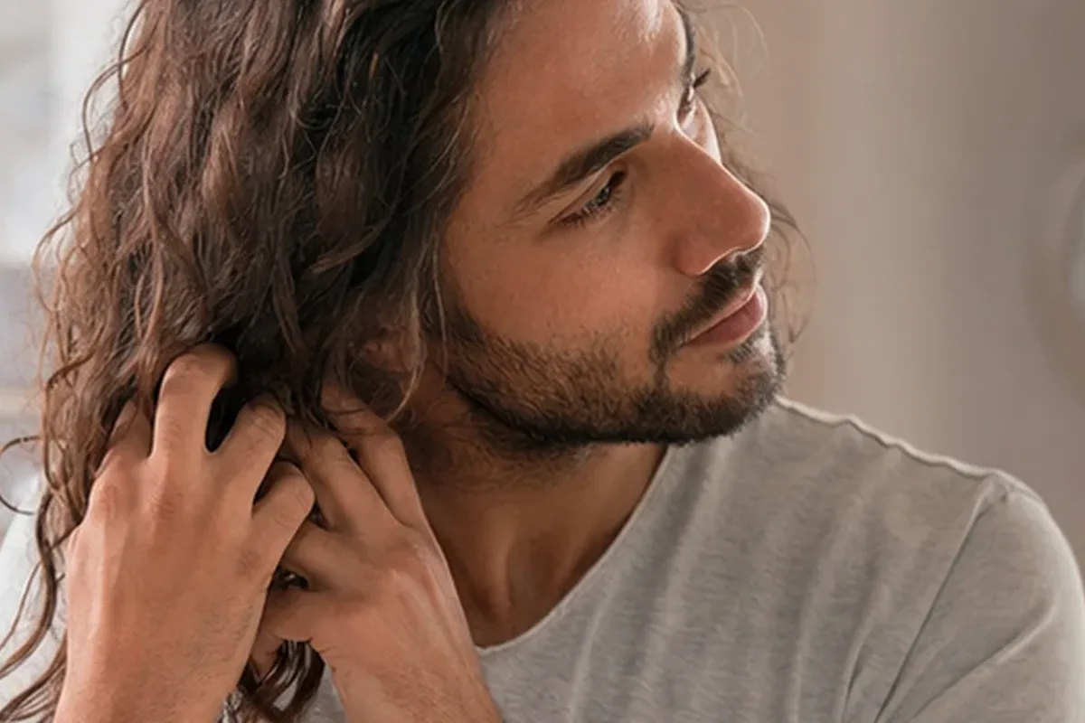 Redaktioneller Beauty-Moment zur Ausgangslage bei Trockenshampoo für strapaziertes Haar