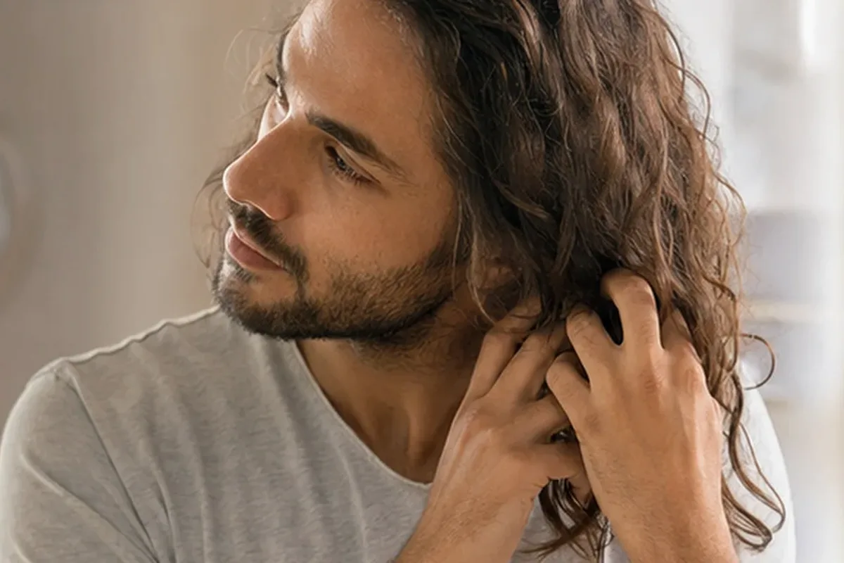 Redaktionelle Detailaufnahme zur Orientierung bei Anti-Frizz-Pflege für trockenes Haar