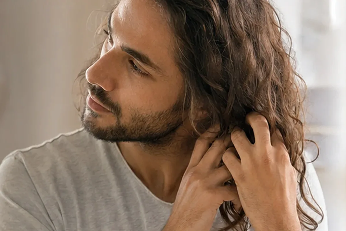 Authentischer Wohlfühlmoment passend zum Beauty-Thema Haarbürste bei fettigem Ansatz
