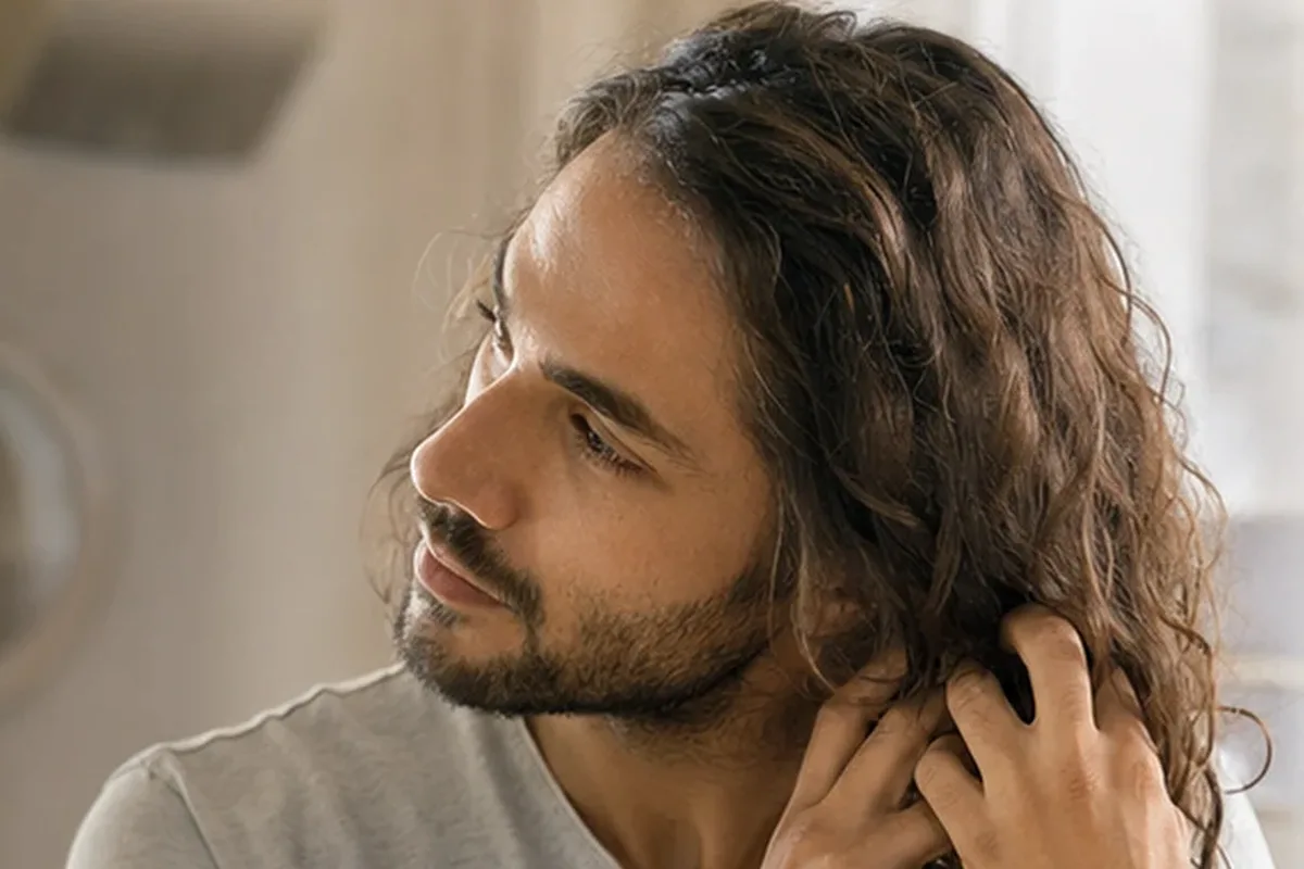 Emotionaler und authentischer Anwendungsmoment rund um Conditioner für trockenes Haar