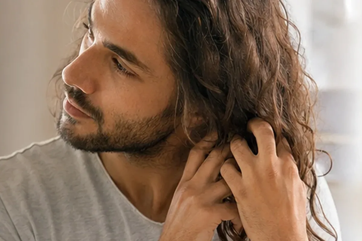 Authentischer Wohlfühlmoment passend zum Beauty-Thema Haarpflege