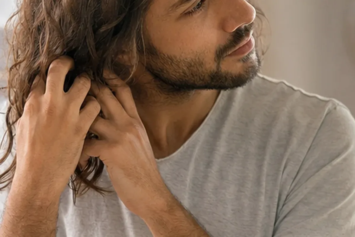 Redaktioneller Beauty-Moment zur Ausgangslage bei Lockencreme für lockiges Haar
